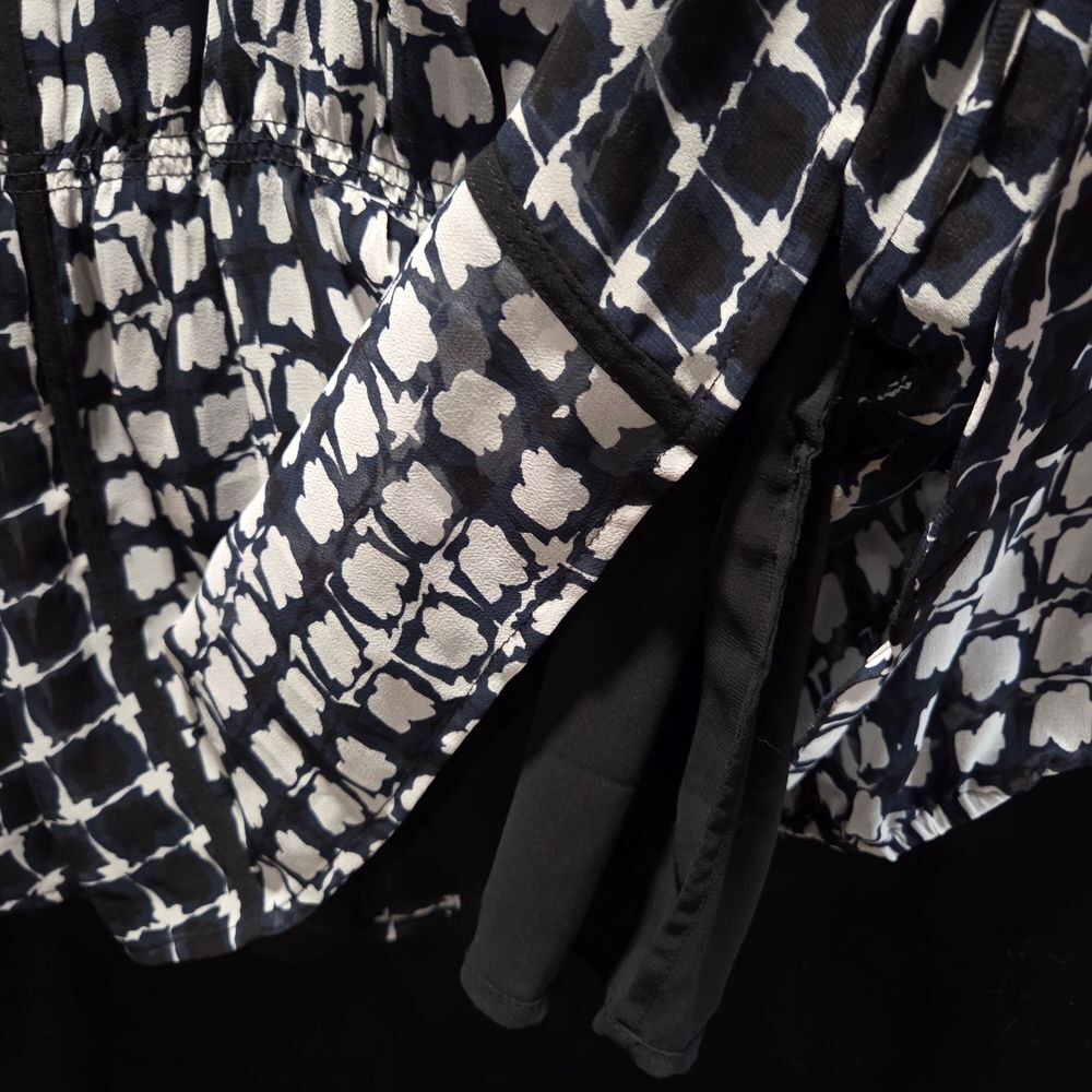 Calvin Klein Sheer Chiffon Blouse/Tunic
Elevate your wardrobe with this stylish - Picture 6 of 11